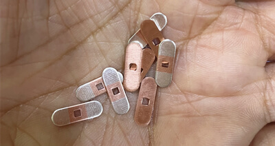 Toimitus hopeainlay-nauhalla tehdyille leimauksille